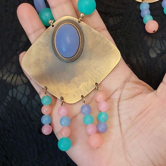 Fabulous Vintage Runway Necklace Earrings Set Pastel Beads Hammered Brass - Picture 4 of 7